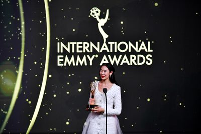 เปิดใจ ออกแบบ-ชุติมณฑน์ หลังสร้างประวัติศาสตร์คนไทยคนแรก คว้ารางวัล Emmy Awards ครั้งที่ 52 เปิดใจ ออกแบบ-ชุติมณฑน์ หลังสร้างประวัติศาสตร์คนไทยคนแรก คว้ารางวัล Emmy Awards ครั้งที่ 52