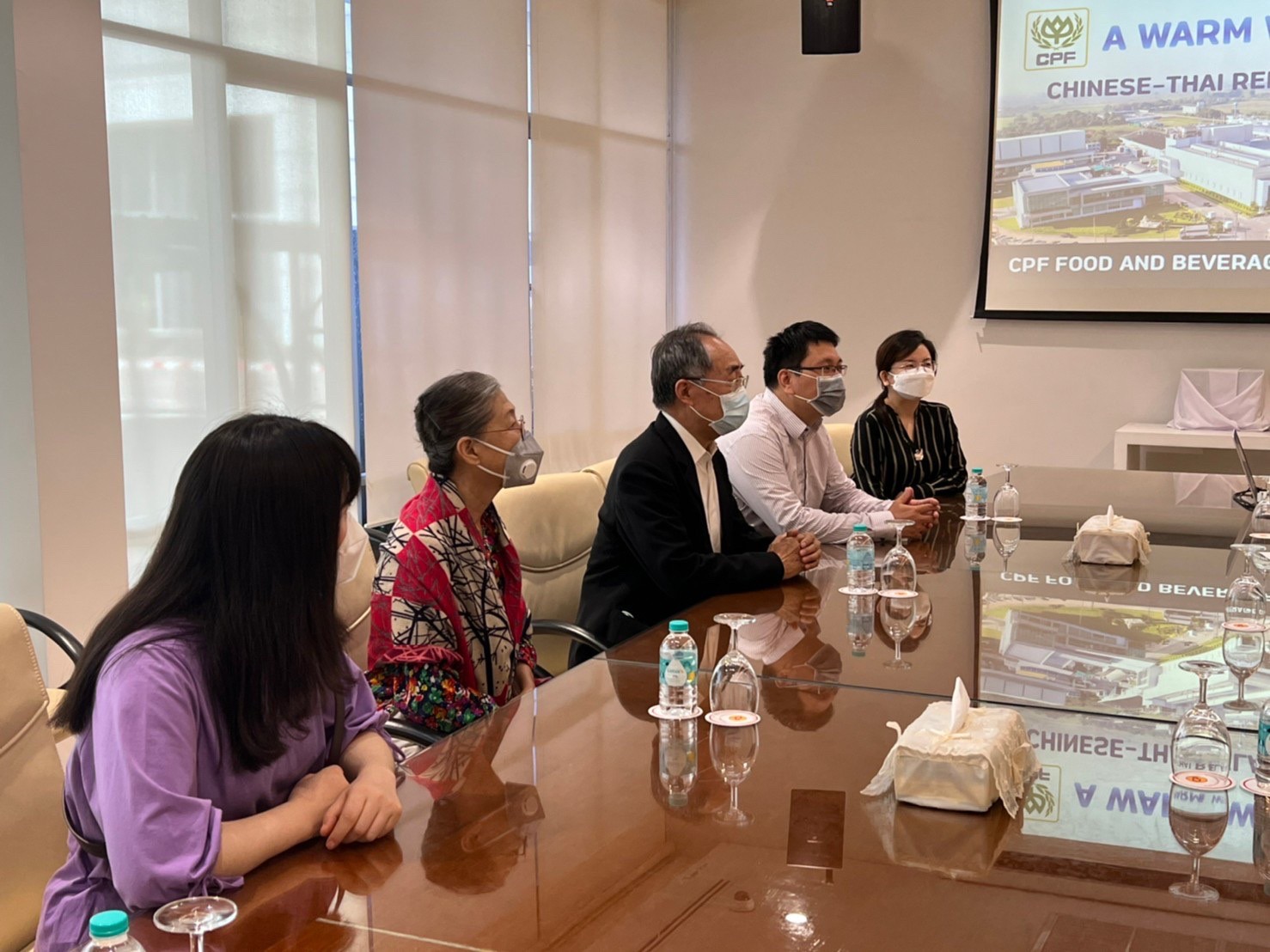 คณะวิจัยความสัมพันธ์จีน-ไทย ชมกระบวนการผลิตอาหารปลอดภัยของซีพีเอฟ