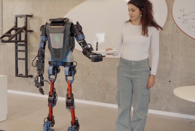 อิสราเอลเปิดตัว “Menteebot” หุ่นยนต์ AI ทำงานตามคำสั่งแบบอัจฉริยะ อิสราเอลเปิดตัว “Menteebot” หุ่นยนต์ AI ทำงานตามคำสั่งแบบอัจฉริยะ