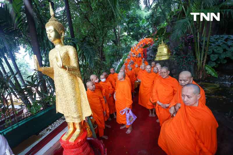 ชาวพุทธแน่นภูเขาทอง ร่วมตักบาตรเทโวเนื่องในวันออกพรรษา ชาวพุทธแน่นภูเขาทอง ร่วมตักบาตรเทโวเนื่องในวันออกพรรษา