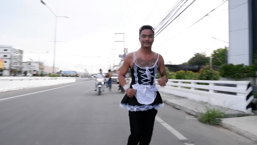 ใบดำสมใจ! หนุ่มสักลายแต่งคอสเพลย์วิ่งแก้บน ใบดำสมใจ! หนุ่มสักลายแต่งคอสเพลย์วิ่งแก้บน