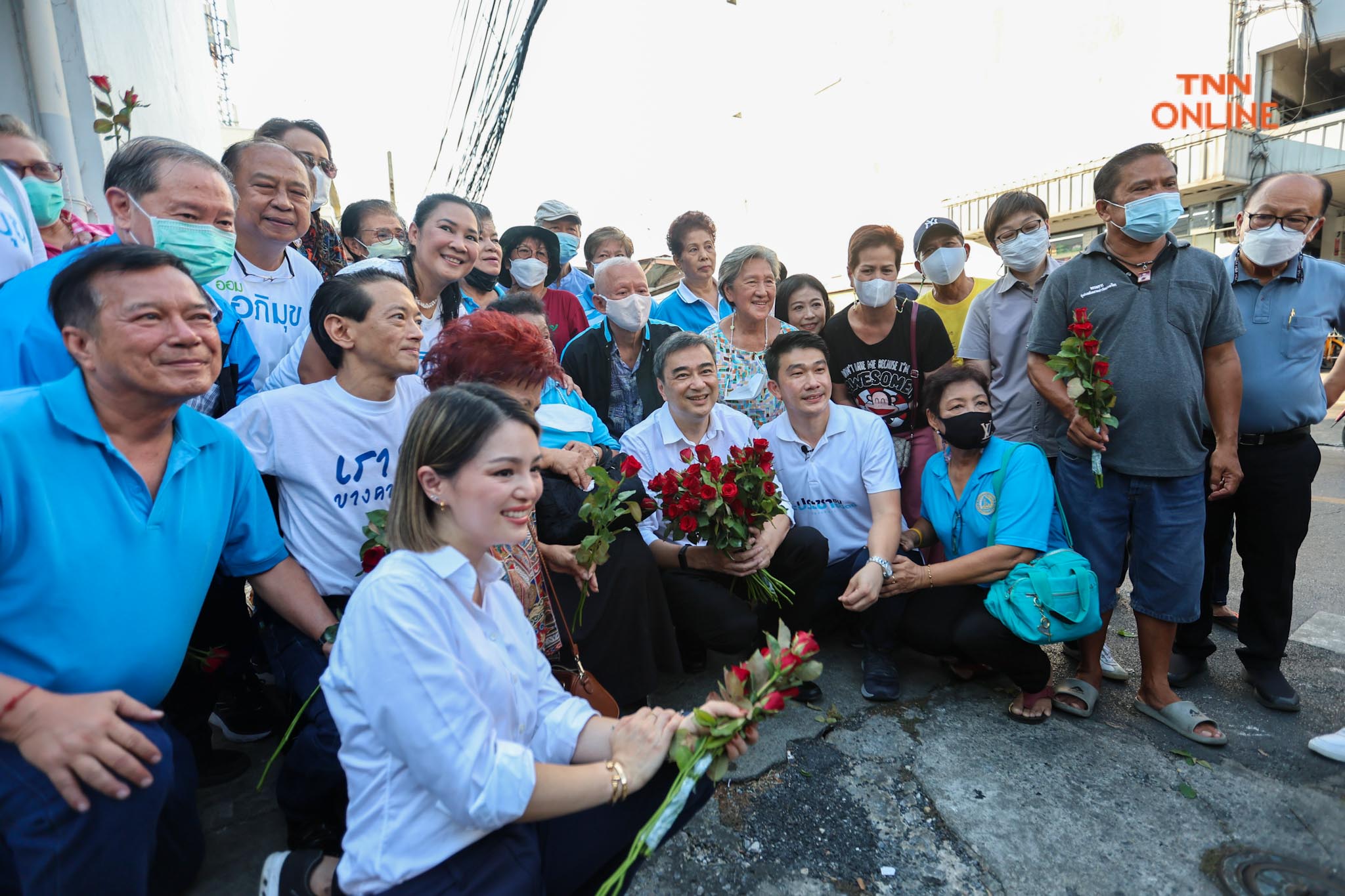 “อภิสิทธิ์-มาดามเดียร์” อ้อนชาวบ้านบางคอแหลมขอโอกาสรับใช้ ปชช.