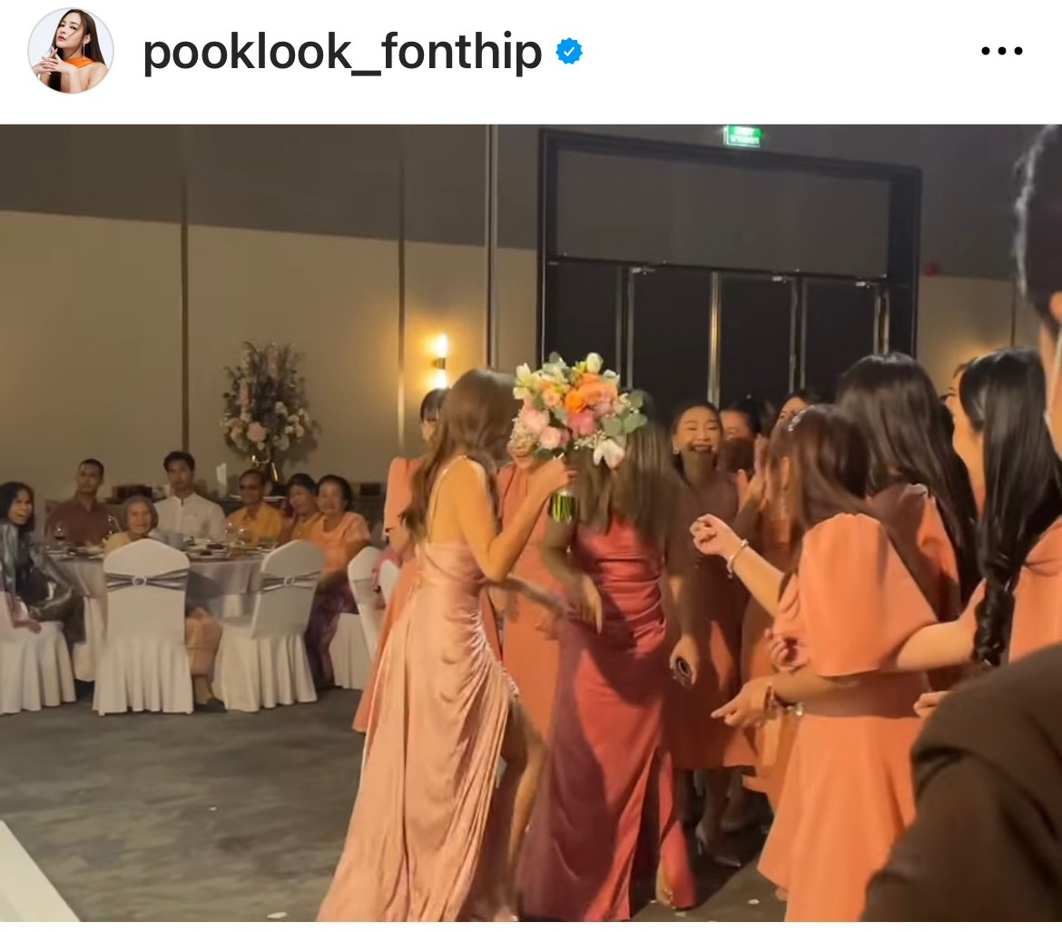 เจ้าสาวคนต่อไป! ปุ๊กลุก รับช่อดอกไม้งานแต่ง แฟนคลับแห่แซวคิวต่อไปไหม?