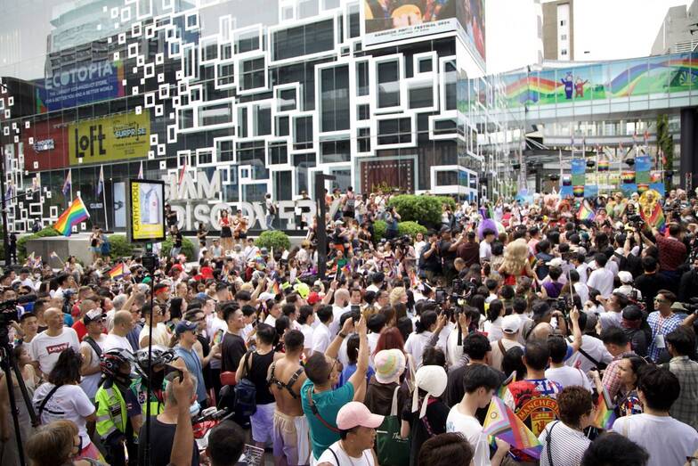 ฉลองยิ่งใหญ่ บางกอกไพรด์เฟสติวัล มหาปรากฏการณ์พาเหรดชาวสีรุ้งเต็มพื้นที่ย่านสยาม ฉลองยิ่งใหญ่ บางกอกไพรด์เฟสติวัล มหาปรากฏการณ์พาเหรดชาวสีรุ้งเต็มพื้นที่ย่านสยาม