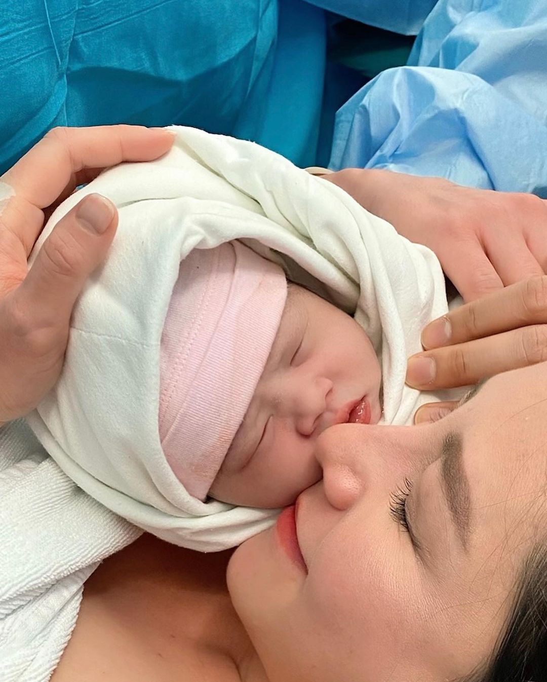 ฟลุค - นาตาลี เผยภาพน่ายินดี ต้อนรับลูกสาว ลืมตาดูโลก