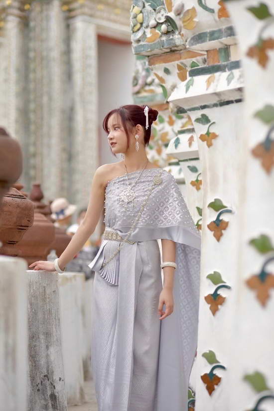 โตเป็นสาวสวยแล้ว น้องปราย ลูก ปู-เด๋อ บินกลับไทยเที่ยววัดอรุณฯ โตเป็นสาวสวยแล้ว น้องปราย ลูก ปู-เด๋อ บินกลับไทยเที่ยววัดอรุณฯ