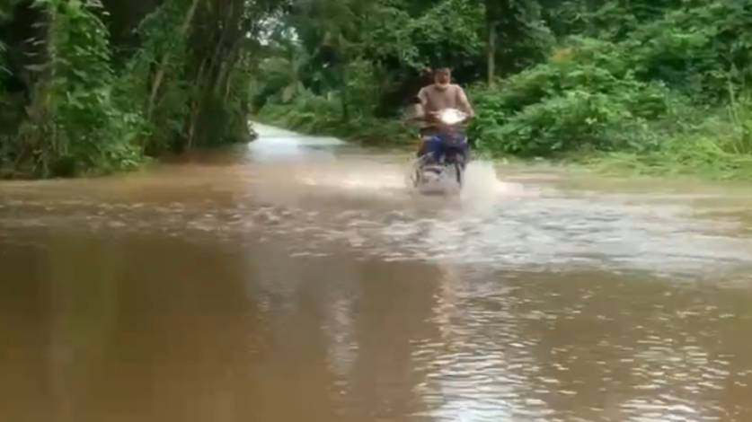 ประมวลภาพ ฝนถล่มปราจีน น้ำป่าหลากท่วมหมู่บ้านตีนเขาทับลาน