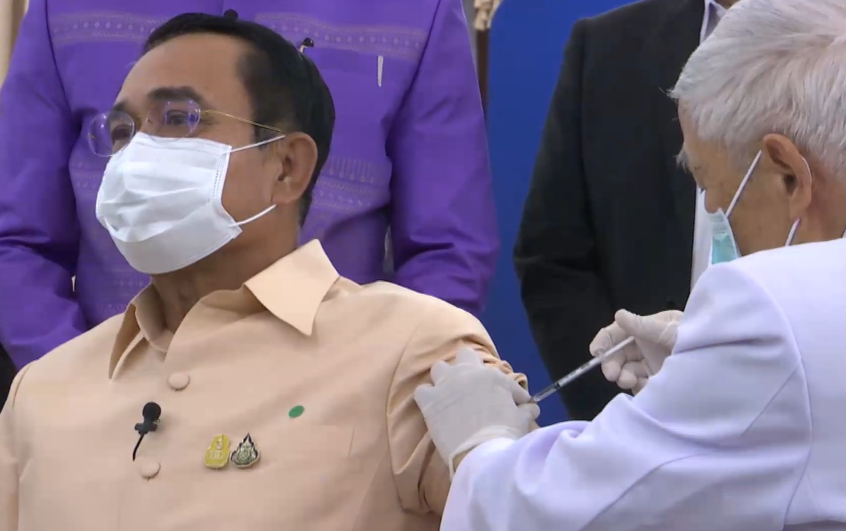 ประมวลภาพ นายกฯ โชว์ฉีดวัคซีนโควิดของแอสตราเซนเนกา ประมวลภาพ นายกฯ โชว์ฉีดวัคซีนโควิดของแอสตราเซนเนกา