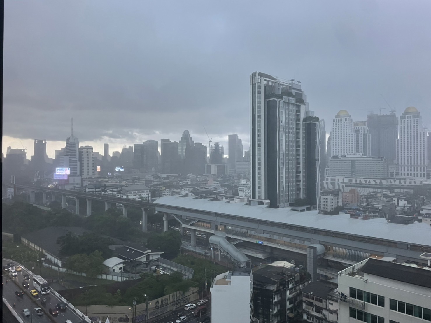ชาวกทม. เตรียมพร้อม! วันนี้ฝนมาก่อนเลิกงาน