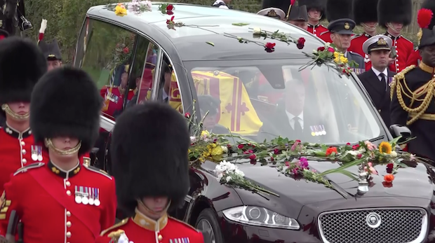 พระบรมศพ ‘ควีนเอลิซาเบธที่ 2’ ฝังเคียงข้าง ‘เจ้าชายฟิลิป’ ณ โบสถ์น้อยเซนต์จอร์จ (มีคลิป) พระบรมศพ ‘ควีนเอลิซาเบธที่ 2’ ฝังเคียงข้าง ‘เจ้าชายฟิลิป’ ณ โบสถ์น้อยเซนต์จอร์จ (มีคลิป)