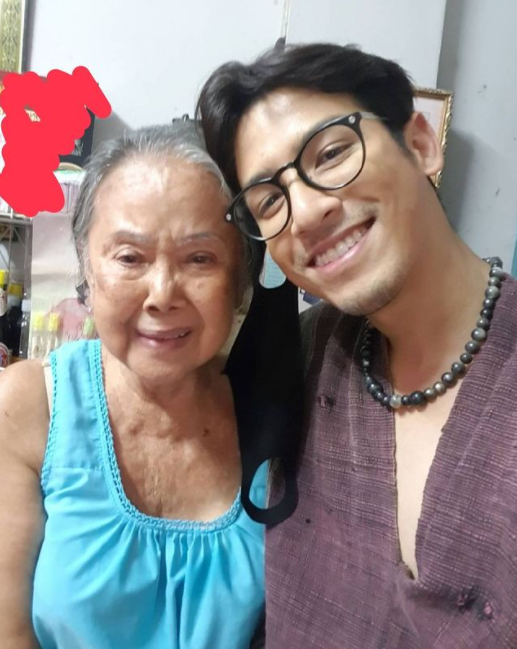 “บิณฑ์” เข้าช่วยเหลือ “แม่จิต” มอบวีลแชร์พร้อมเงิน (มีคลิป)