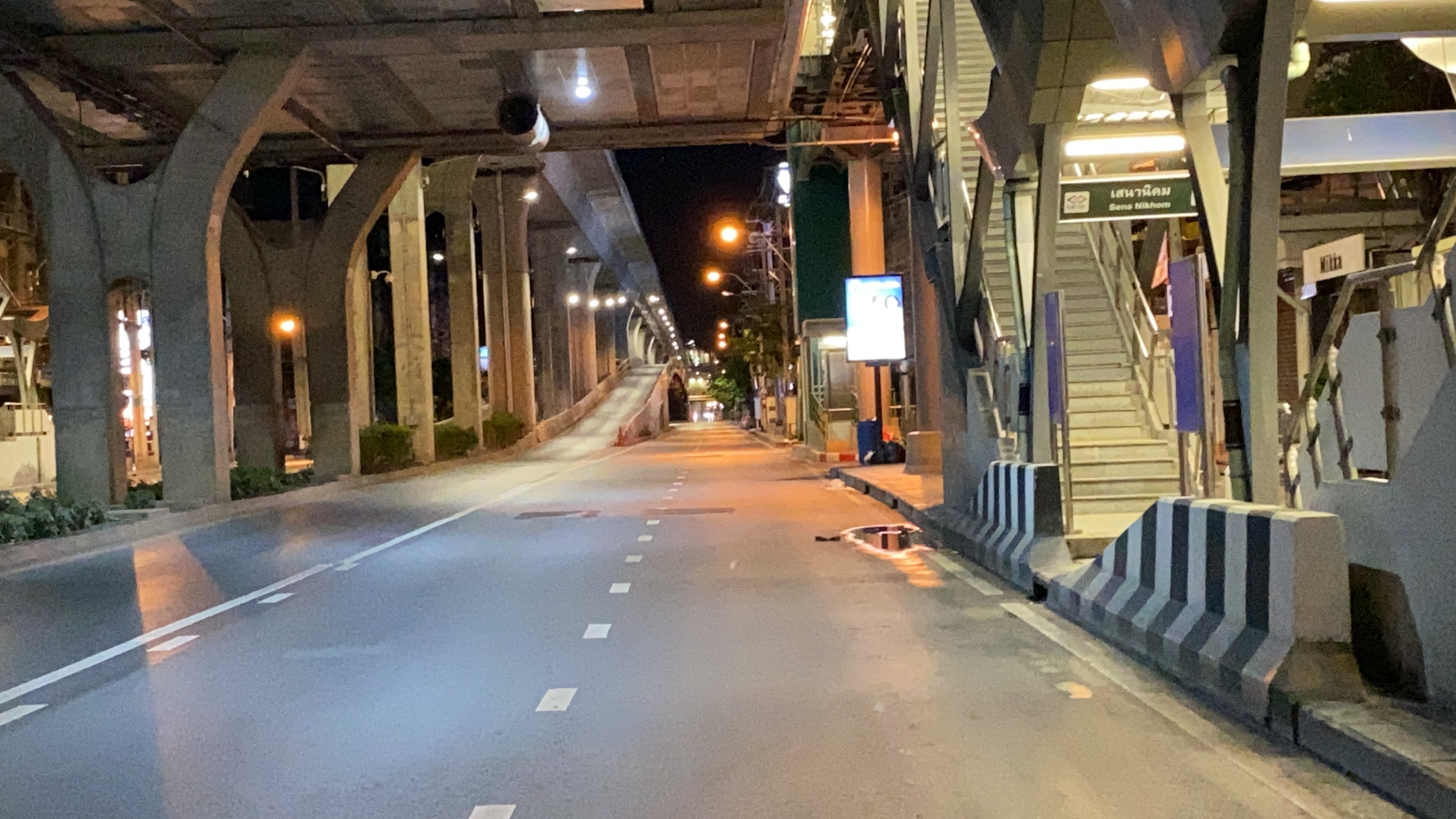 ประมวลภาพ ค่ำคืนอันเงียบเหงา ในห้วงเวลา เคอร์ฟิว (ภาพชุด) 