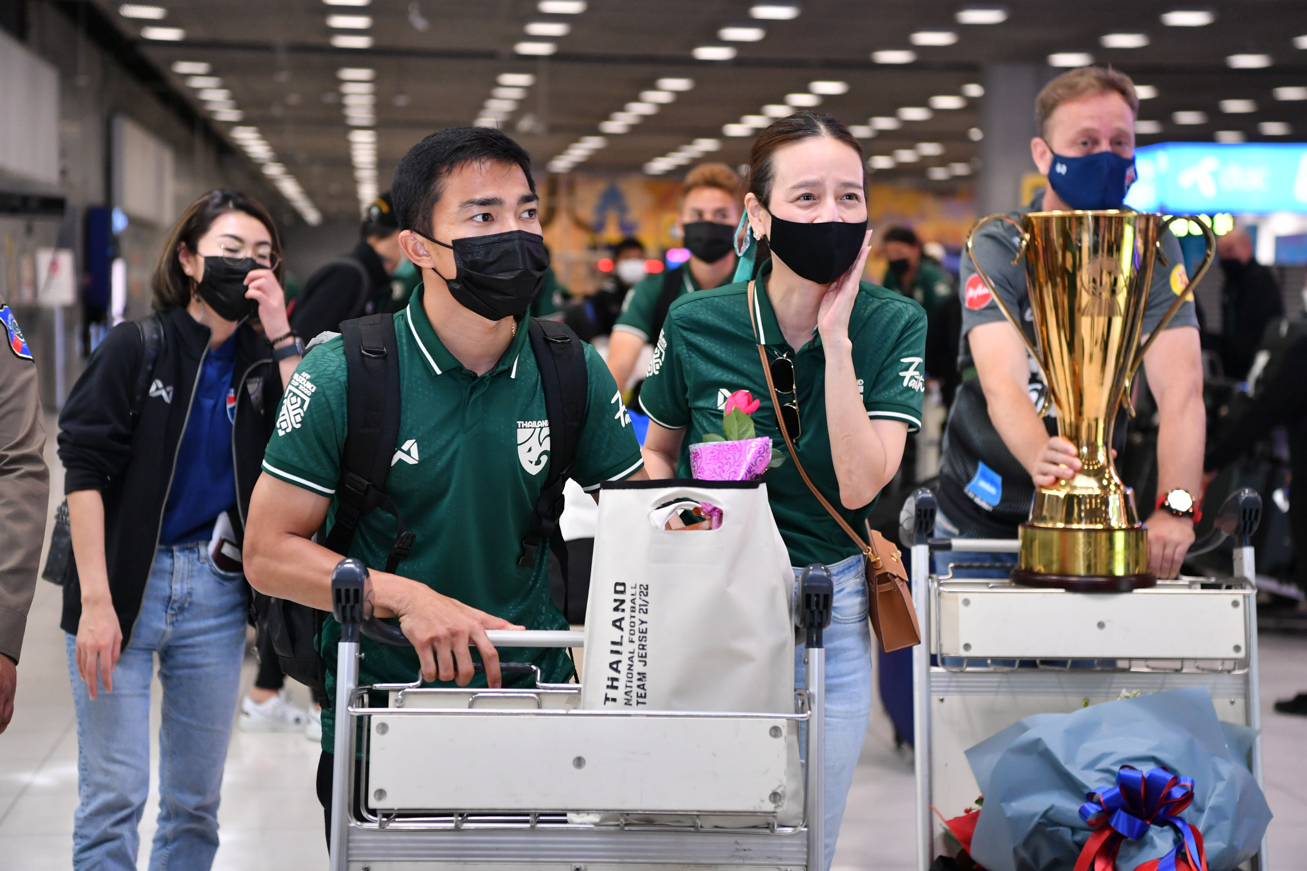 'ทีมชาติไทย' เดินทางกลับถึงบ้านเกิดพร้อมถ้วยแชมป์ซูซูกิคัพสุดชื่นมื่น 'ทีมชาติไทย' เดินทางกลับถึงบ้านเกิดพร้อมถ้วยแชมป์ซูซูกิคัพสุดชื่นมื่น