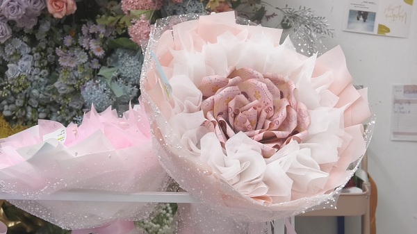 “จ๊ะจ๋า พริมรตา” จัดอันดับดอกไม้ยอดนิยมในวันวาเลนไทน์  (มีคลิป)
