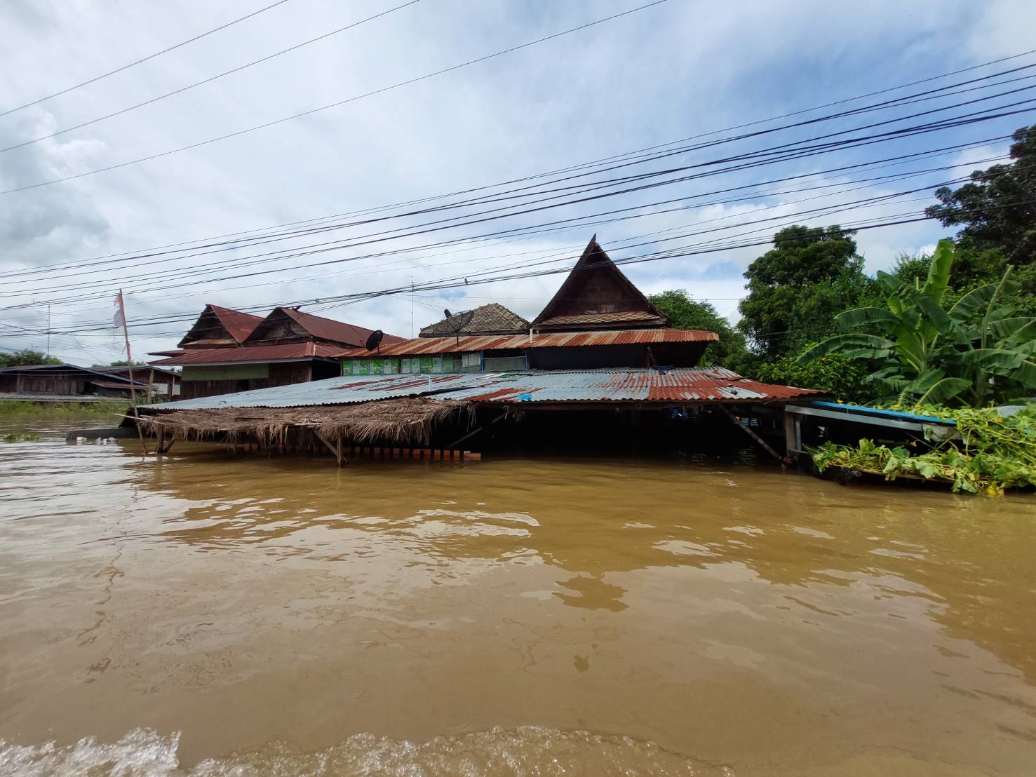 สิงห์บุรีวิกฤต! น้ำท่วมสูง 2 เมตร บ้านเรือนจมน้ำนับพันหลัง 