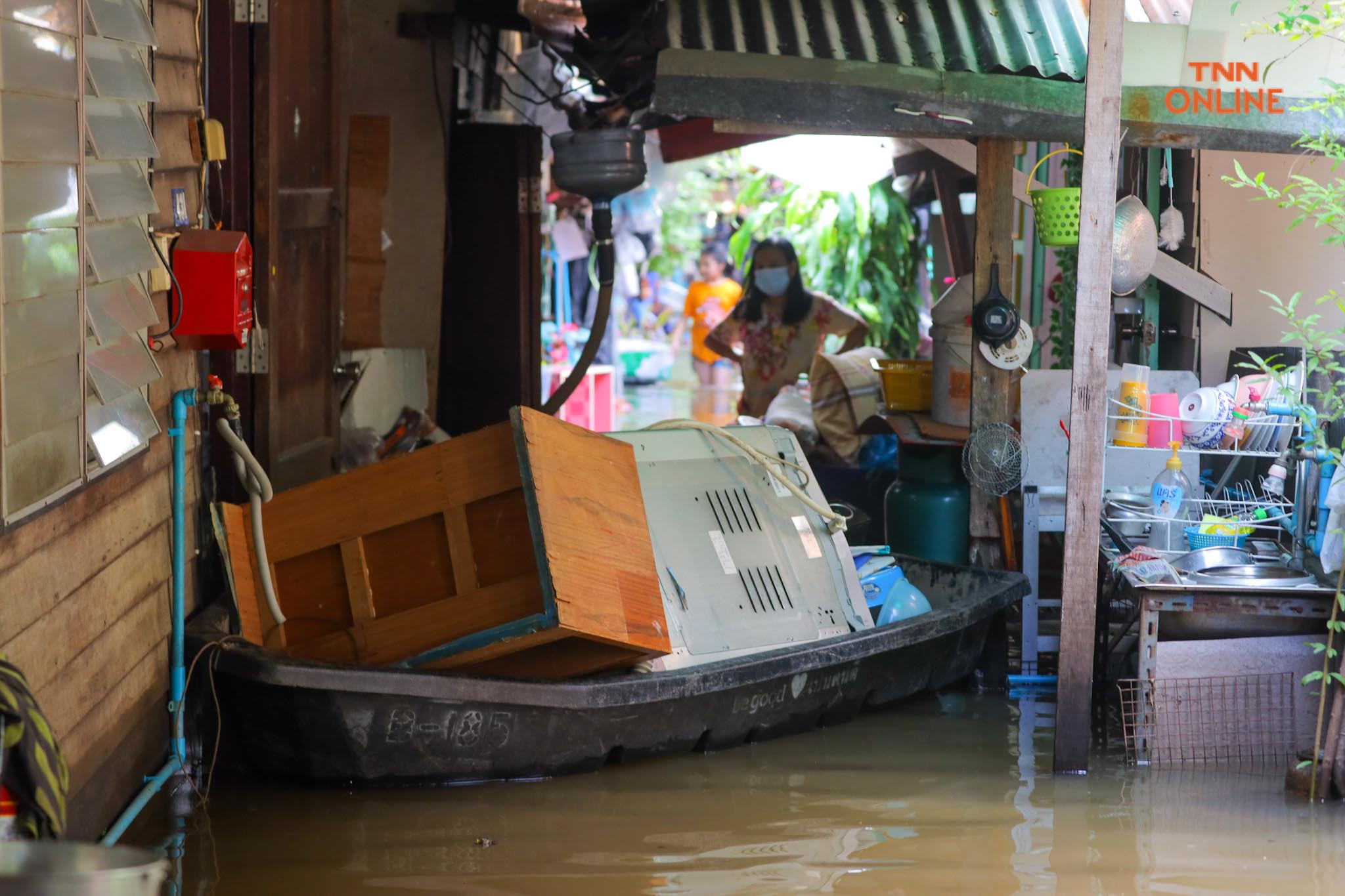 ประมวลภาพ พนังกั้นน้ำใต้สะพานซังฮี้แตกน้ำล้นท่วมผิวจราจร 