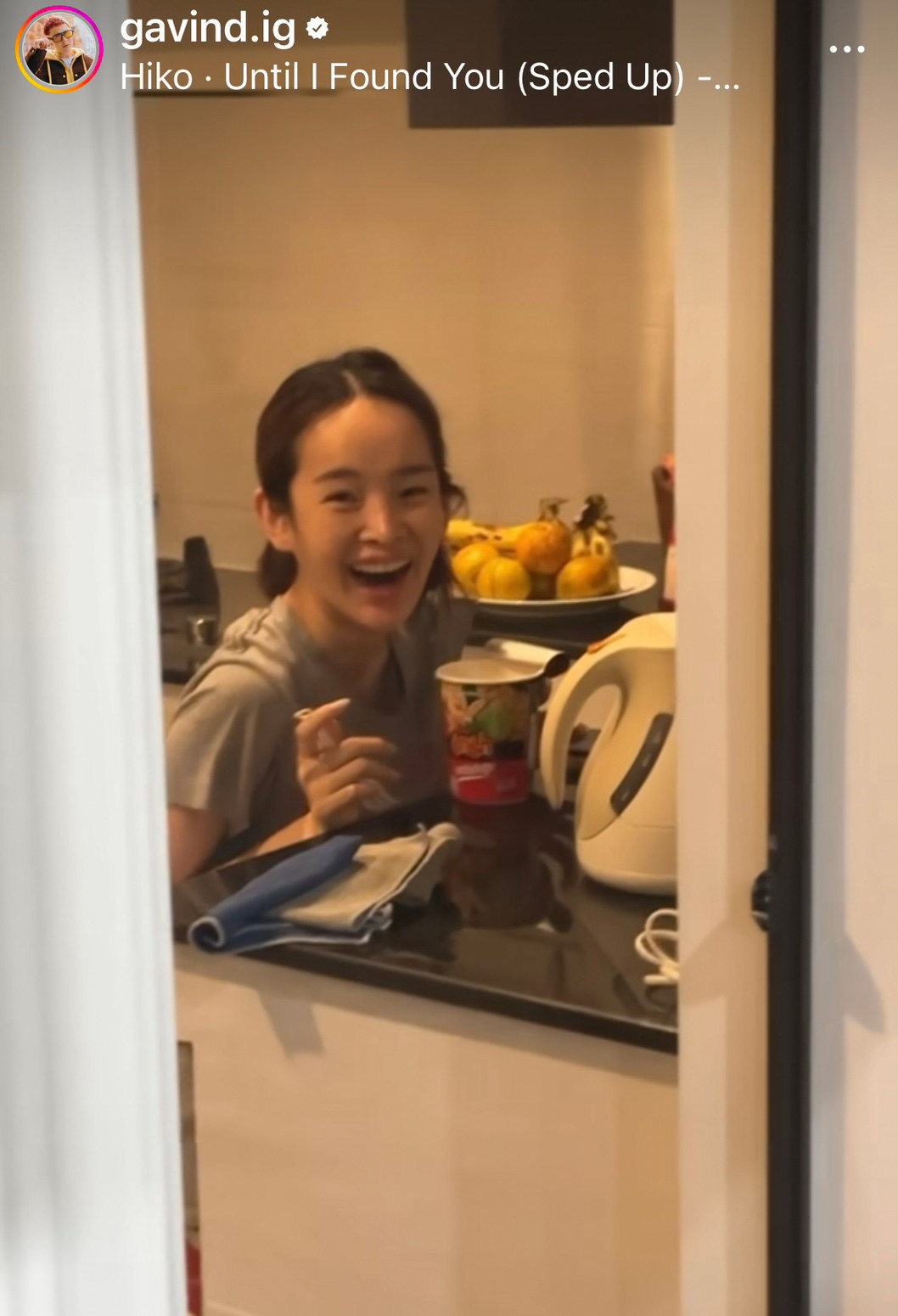 กวินท์ โพสต์คลิป ปุ้มปุ้ย นั่งกินมาม่าหลังปิดหนี้บ้าน 12 ล้าน