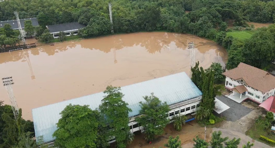 เลยจมบาดาล! สนามฟุตบอลกลายเป็นสระว่ายน้ำ ปชช.เร่งขนของขึ้นที่สูง เลยจมบาดาล! สนามฟุตบอลกลายเป็นสระว่ายน้ำ ปชช.เร่งขนของขึ้นที่สูง