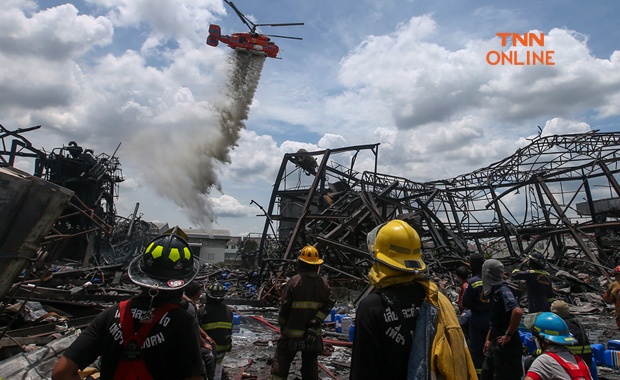 เปิดภาพชุด เฮลิคอปเตอร์ เข้าปฏิบัติการโปรยโฟมดับเพลิงโรงงานกิ่งแก้ว