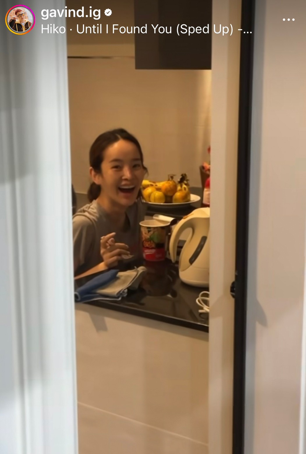 กวินท์ โพสต์คลิป ปุ้มปุ้ย นั่งกินมาม่าหลังปิดหนี้บ้าน 12 ล้าน