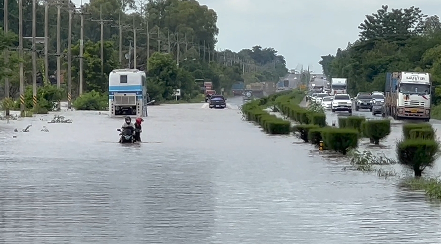 ถ.มิตรภาพ จมน้ำ! หลังเจอฝนตกหนัก รถทัวร์-รถบรรทุก เสียหายหลายคัน 