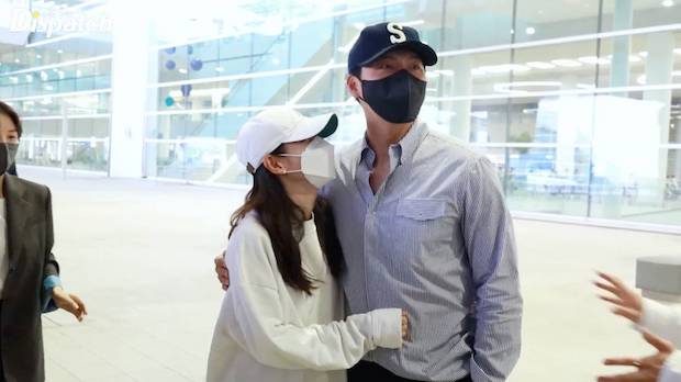 มดท่วมสนามบิน!! ‘ฮยอนบิน - ซนเยจิน’ ลัดฟ้ากลับจากฮันนีมูนถึงบ้านเกิด (มีคลิป)