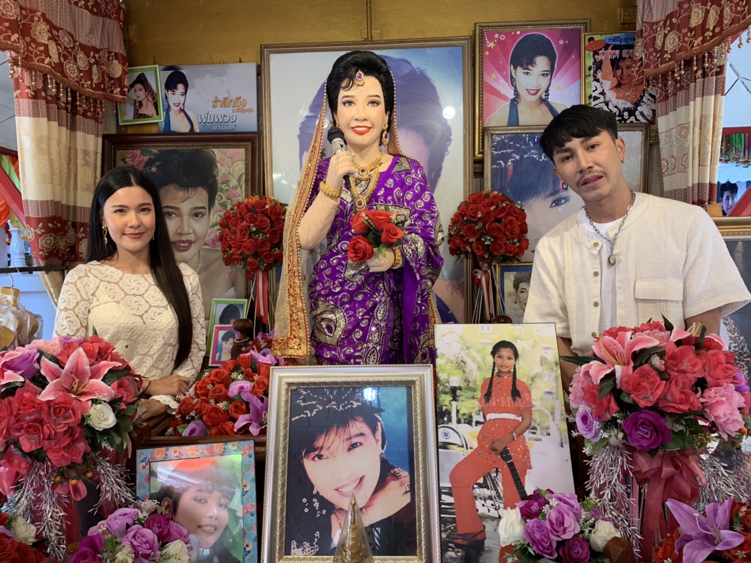 เตรียมจัดคอนเสิร์ต ตรี ชัยณรงค์-เปาวลี เข้าสักการะหุ่นขี้ผึ้ง พุ่มพวง ดวงจันทร์ รำลึกครบรอบ 30 ปี ที่จากไป เตรียมจัดคอนเสิร์ต ตรี ชัยณรงค์-เปาวลี เข้าสักการะหุ่นขี้ผึ้ง พุ่มพวง ดวงจันทร์ รำลึกครบรอบ 30 ปี ที่จากไป
