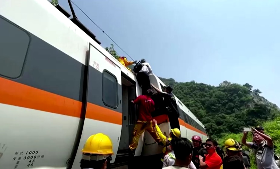 เหยื่อรถไฟตกรางที่ไต้หวันดับแล้ว 54 บาดเจ็บกว่า 150 คน