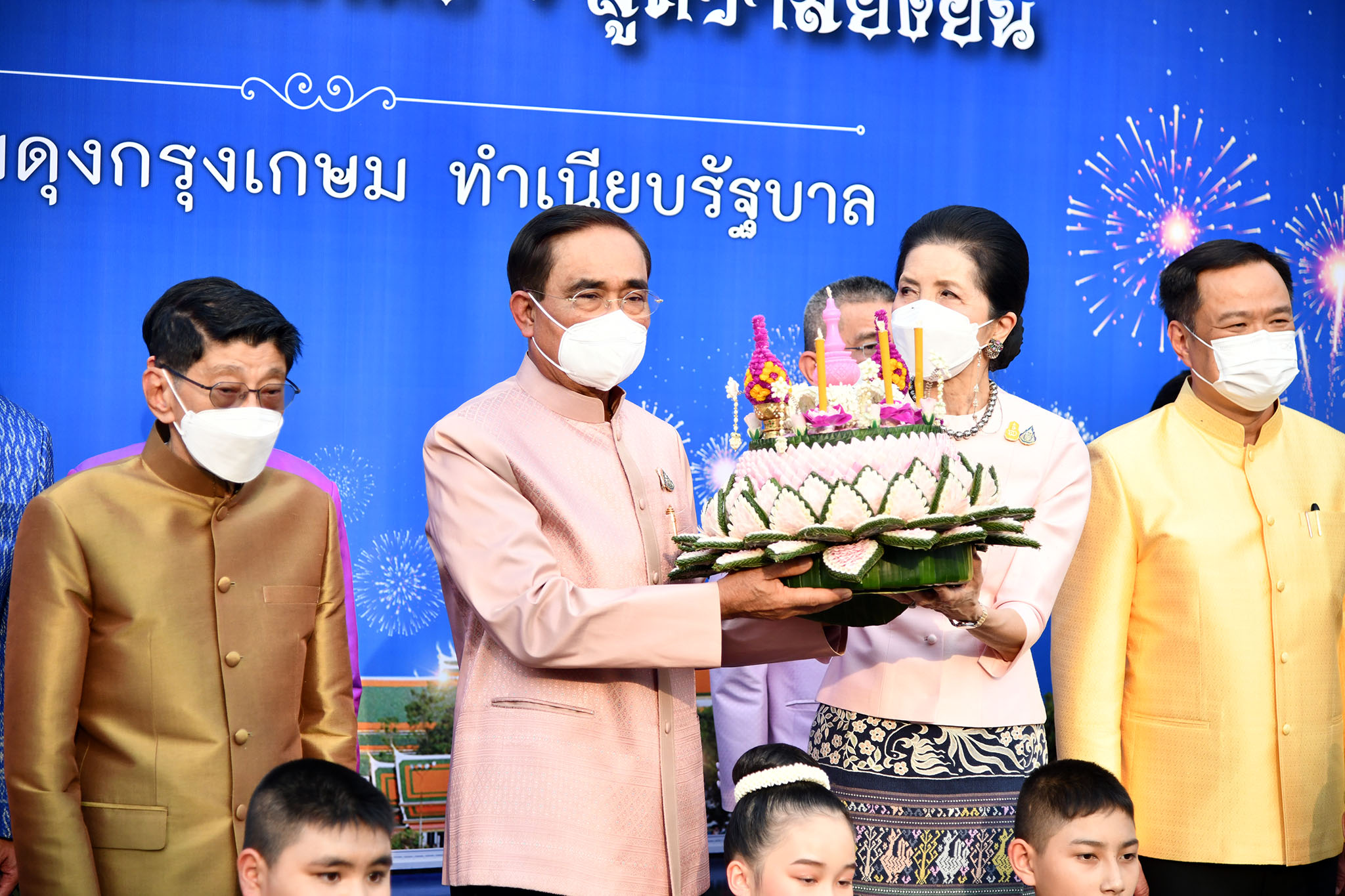 นายกฯ นำครม.ลอยกระทงวิถีใหม่ พร้อมเผยคำอธิษฐาน?