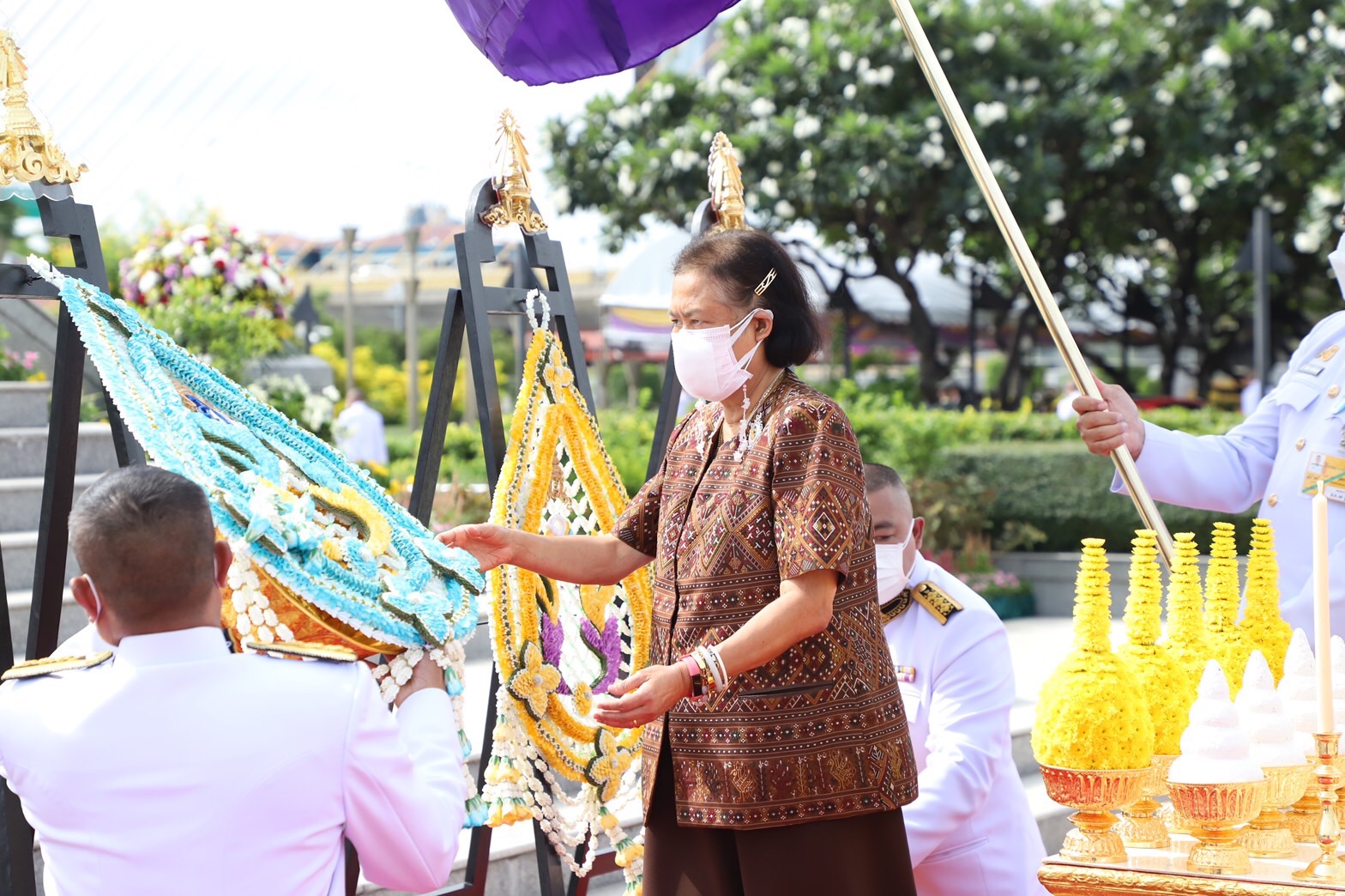 กรมสมเด็จพระเทพฯ เสด็จแทนพระองค์ ทรงวางพวงมาลาถวายราชสักการะพระบรมราชานุสาวรีย์พระบาทสมเด็จพระปรเมนทรมหาอานันทมหิดลเนื่องในวันคล้ายวันสวรรคต 