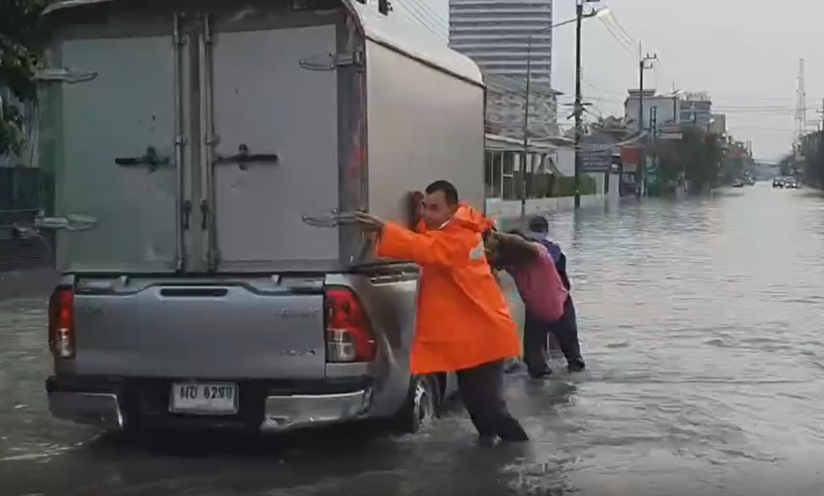 ฝนถล่มพัทยาอย่างหนัก รถดับกลางน้ำหลายคัน! ฝนถล่มพัทยาอย่างหนัก รถดับกลางน้ำหลายคัน!