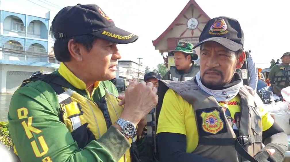 ไทด์ เอกพันธ์ มอบเงิน 1 ล้านบาท ให้ บิณฑ์ บรรลือฤทธิ์ เพื่อช่วยเหลือน้ำท่วมที่อุบลราชธานี ไทด์ เอกพันธ์ มอบเงิน 1 ล้านบาท ให้ บิณฑ์ บรรลือฤทธิ์ เพื่อช่วยเหลือน้ำท่วมที่อุบลราชธานี