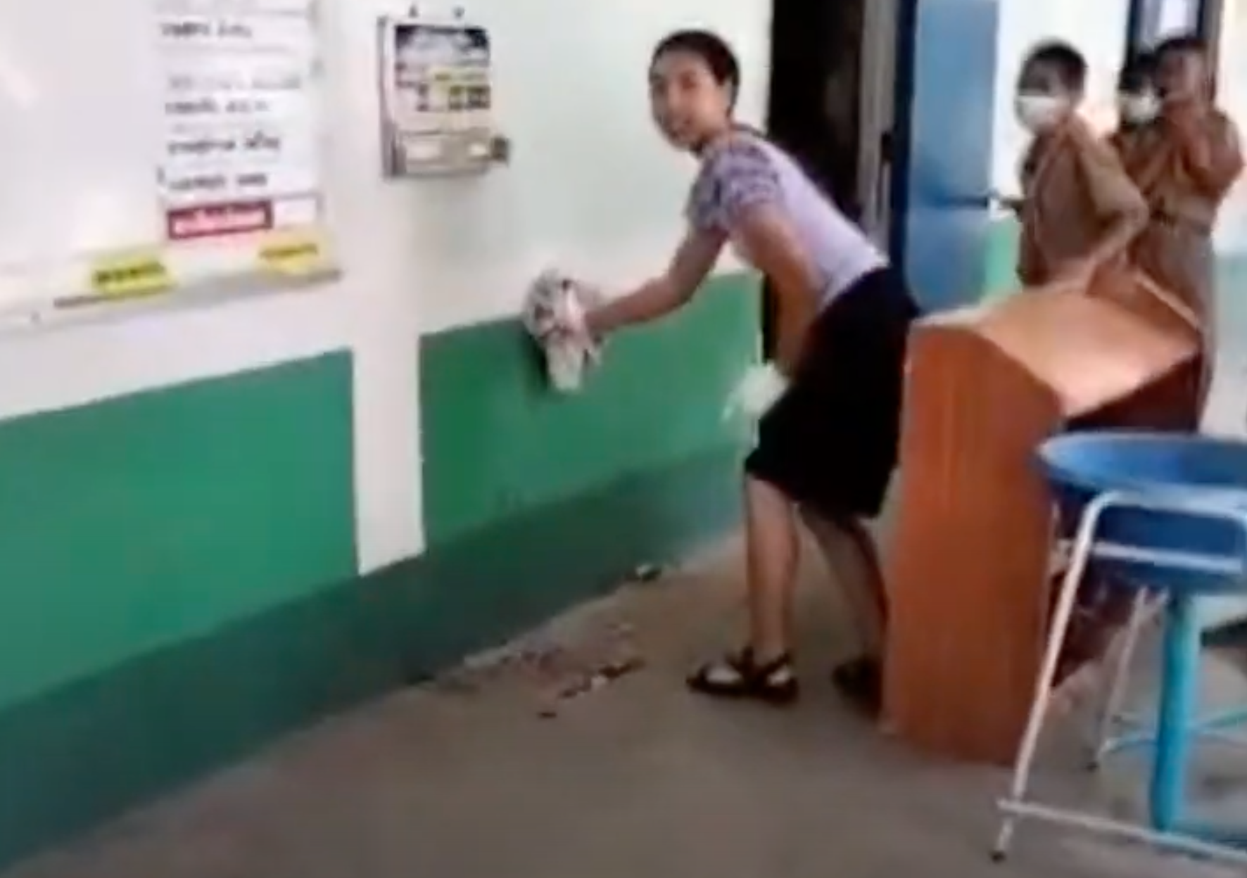 นาทีระทึก! ครูสาวใจกล้าจับตุ๊กแกเกาะหน้าห้องโชว์นักเรียน