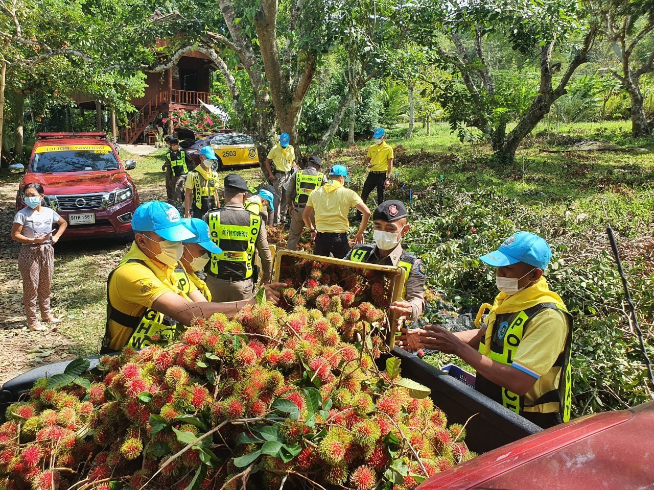 “ส่งต่อความสุข”ตร.ช่วยสองต่อ เกษตรกร-บุคลากรแพทย์