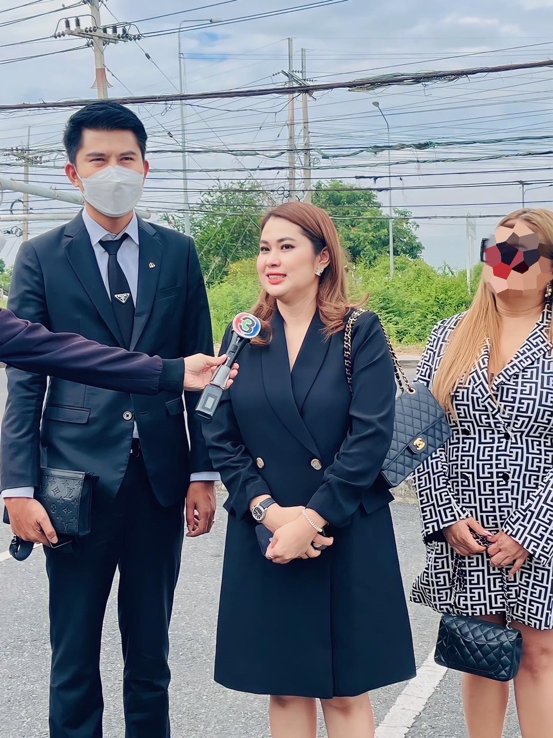 จูน เพ็ญชุลี รอเก้อ คู่กรณีไม่มาศาล พร้อมโต้เป็นแค่แฟนเพลงไม่ใช่ชู้ จูน เพ็ญชุลี รอเก้อ คู่กรณีไม่มาศาล พร้อมโต้เป็นแค่แฟนเพลงไม่ใช่ชู้