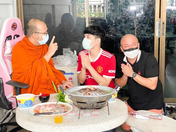 นิกกี้ ณฉัตร ขอเกาะชายผ้าเหลือง เข้าพบ พระมหาไพรวัลย์ 