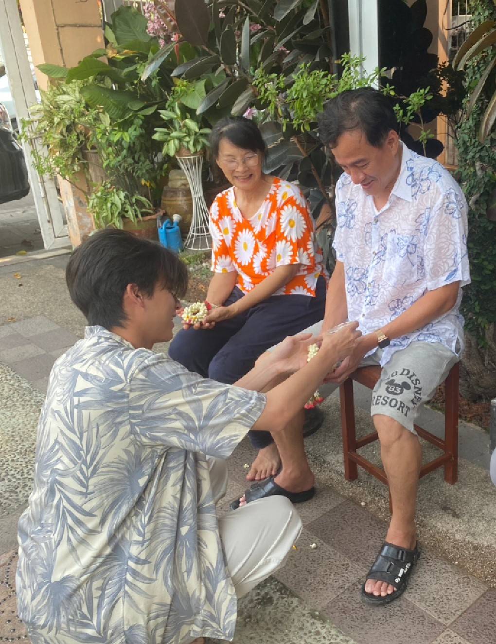 ส่งท้ายสงกรานต์ กลัฟ บริจาคเงิน ทำบุญกับ 3 มูลนิธิฯ ส่งท้ายสงกรานต์ กลัฟ บริจาคเงิน ทำบุญกับ 3 มูลนิธิฯ