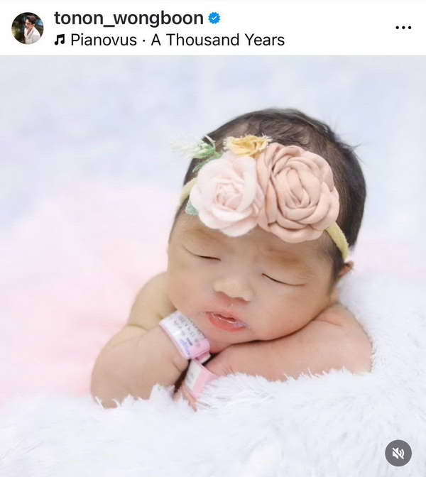 ซูมชัดๆความน่ารักน้องดารินลูกสาว บอส โตนนท์ หลังเปิดตัวครั้งแรกพร้อมภรรยา ซูมชัดๆความน่ารักน้องดารินลูกสาว บอส โตนนท์ หลังเปิดตัวครั้งแรกพร้อมภรรยา