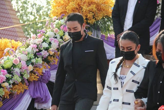 มิตร มิตรชัย ออกจากเรือนจำแล้ว ก้มกราบเท้าพ่อ-แม่ มิตร มิตรชัย ออกจากเรือนจำแล้ว ก้มกราบเท้าพ่อ-แม่