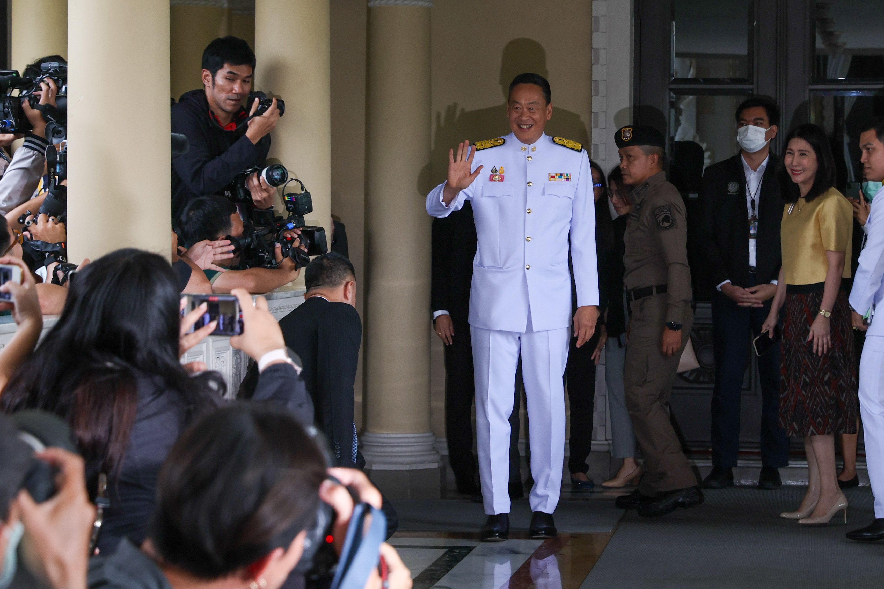 ประมวลภาพ นายกฯ นำครม.ชุดใหม่ถวายสัตย์ปฏิญาณตน-ถ่ายรูปใหม่