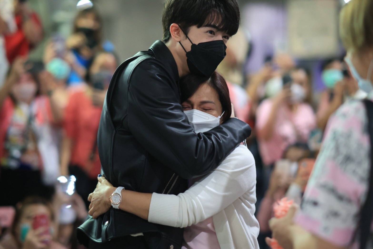 แพทริค INTO1 กลับไทยในรอบ 2 ปี แฟนคลับต้อนรับแน่น ด้วยความคิดถึง แพทริค INTO1 กลับไทยในรอบ 2 ปี แฟนคลับต้อนรับแน่น ด้วยความคิดถึง