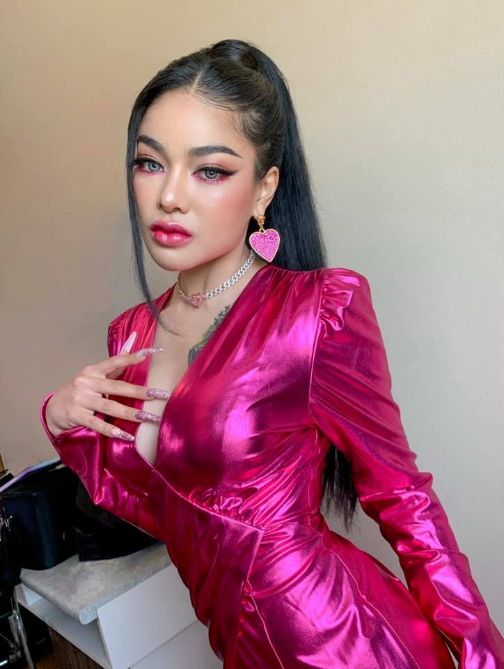 คุกเข่ามอบช่อดอกไม้ พิมรี่พาย เปิดตัวแฟนกลางคอนเสิร์ต หลังหนุ่มทักจีบถึง 2 ปี!! คุกเข่ามอบช่อดอกไม้ พิมรี่พาย เปิดตัวแฟนกลางคอนเสิร์ต หลังหนุ่มทักจีบถึง 2 ปี!!