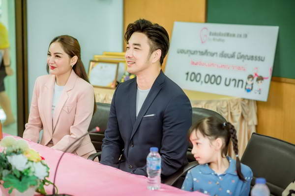 เจมส์ เรืองศักดิ์-ครูก้อย มอบทุน 100,000 บาท ต่อยอดการศึกษา เจมส์ เรืองศักดิ์-ครูก้อย มอบทุน 100,000 บาท ต่อยอดการศึกษา