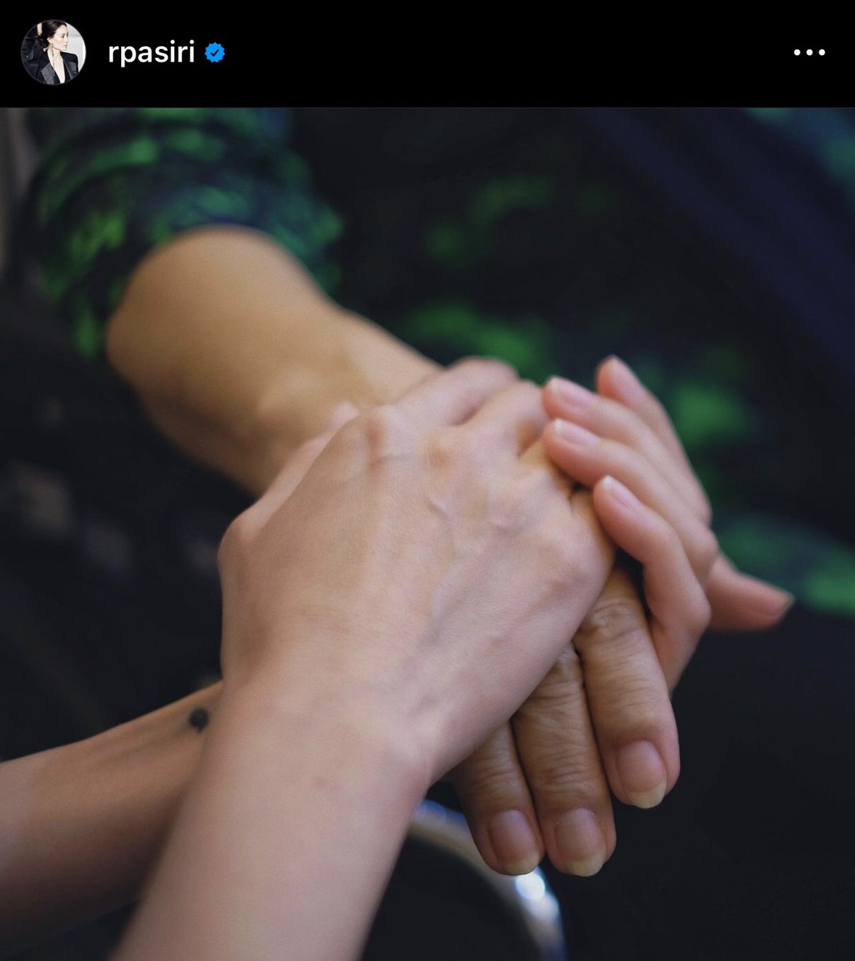 อุ๋ม อาภาศิริ อาลัยคุณเเม่ โพสต์ภาพจับมือกันจนวินาทีสุดท้าย 