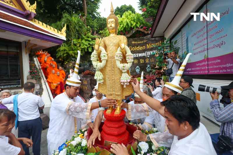 ชาวพุทธแน่นภูเขาทอง ร่วมตักบาตรเทโวเนื่องในวันออกพรรษา ชาวพุทธแน่นภูเขาทอง ร่วมตักบาตรเทโวเนื่องในวันออกพรรษา