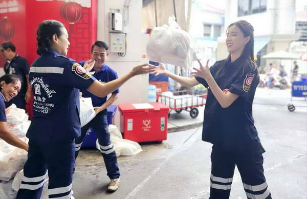 กบ ปภัสรา นำทีมดารานางงามสายบุญแพ็คถุงยังชีพ ที่ มูลนิธิป่อเต็กตึ๊ง กบ ปภัสรา นำทีมดารานางงามสายบุญแพ็คถุงยังชีพ ที่ มูลนิธิป่อเต็กตึ๊ง