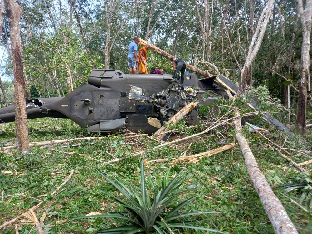 ฮ.ตก สงขลา เปิดคลิปวินาทีช่วยแม่ทัพภาค 4 เจ้าหน้าที่ทหาร ออกจากเฮลิคอปเตอร์ ฮ.ตก สงขลา เปิดคลิปวินาทีช่วยแม่ทัพภาค 4 เจ้าหน้าที่ทหาร ออกจากเฮลิคอปเตอร์
