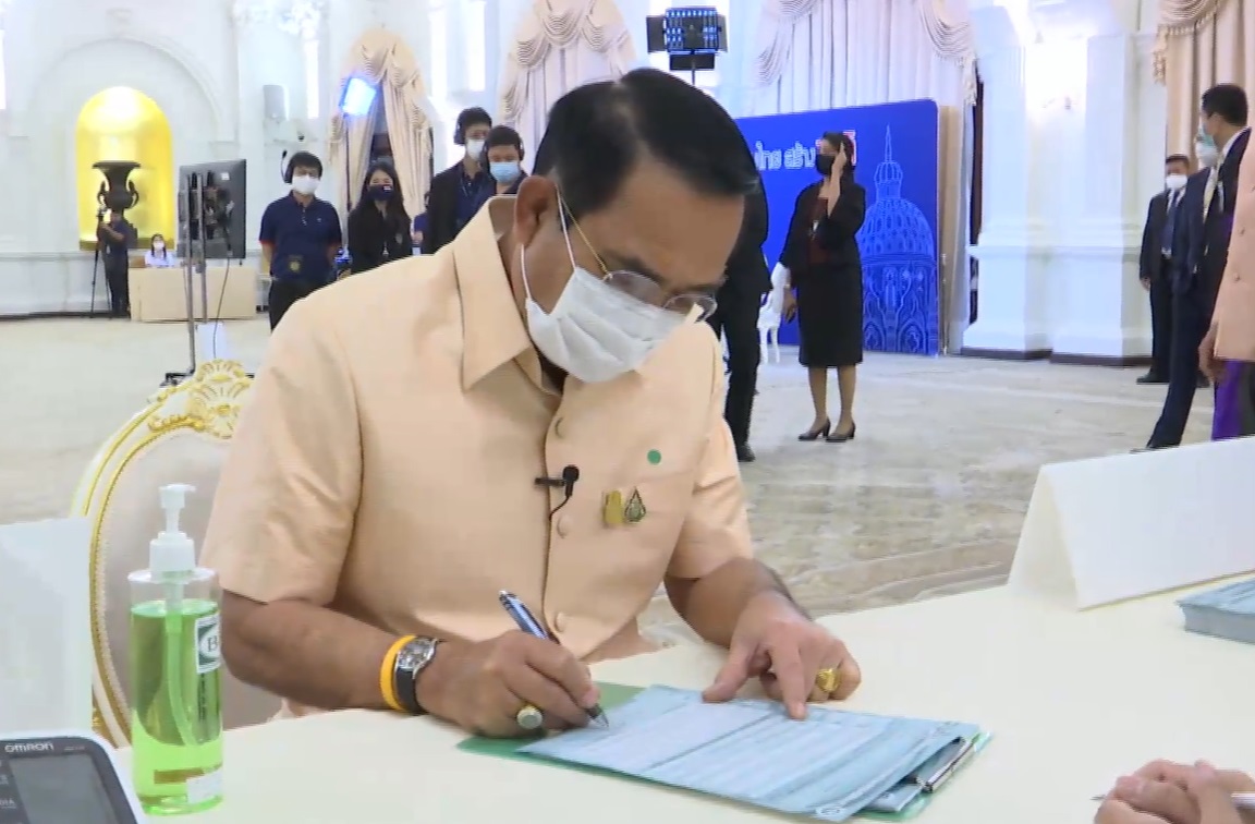 ประมวลภาพ นายกฯ โชว์ฉีดวัคซีนโควิดของแอสตราเซนเนกา ประมวลภาพ นายกฯ โชว์ฉีดวัคซีนโควิดของแอสตราเซนเนกา