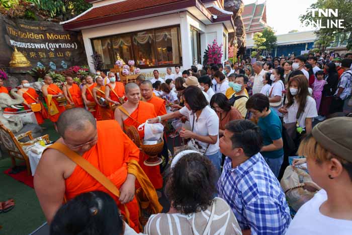 ทำบุญปีใหม่ 2567 นทท.ร่วมตักบาตรชมแสงแรกบนยอดภูเขาทอง ทำบุญปีใหม่ 2567 นทท.ร่วมตักบาตรชมแสงแรกบนยอดภูเขาทอง