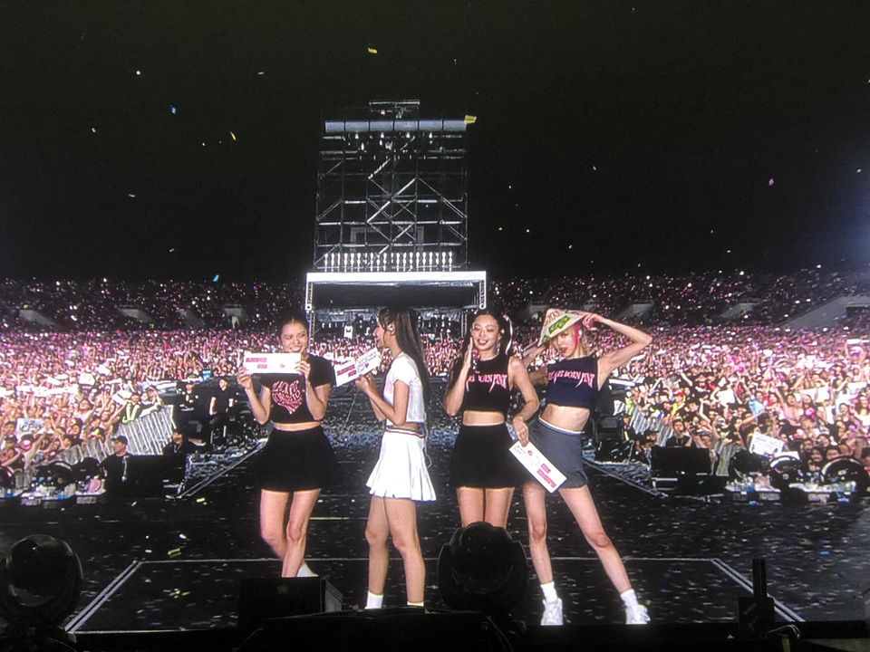 “BLACKPINK” เอาใจแฟนคลับเวียดนามเต้นเพลงสุดฮิต “See Tình” “BLACKPINK” เอาใจแฟนคลับเวียดนามเต้นเพลงสุดฮิต “See Tình”